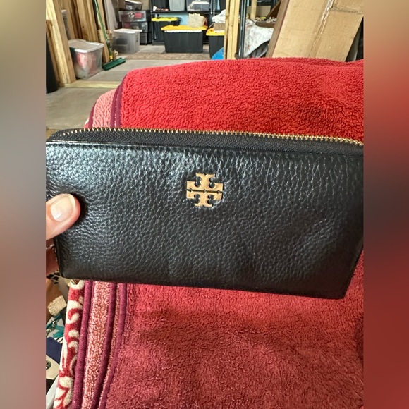 Tory Burch Handbags - Tory Burch long wallet sip around.